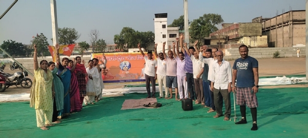 शिविर में शामिल योग शिक्षक
