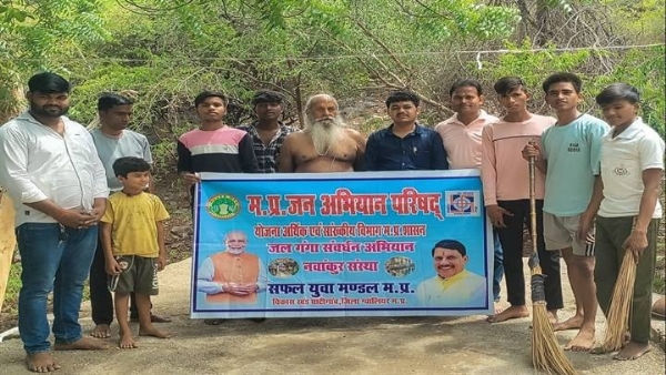 ग्वालियरः जल गंगा संवर्धन अभियान के तहत की प्राचीन बावड़ी व मंदिर परिसर की सफाई