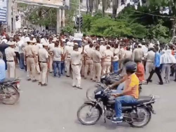 तोड़-फोड़ के विरोध मे प्रदर्शन करते गांव के लोग।