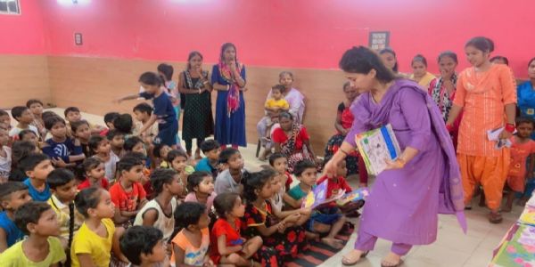 स्लम बस्तियों में पुस्तक पढ़ने की संस्कृति को जगा रही है संस्कृति फाउंडेशन