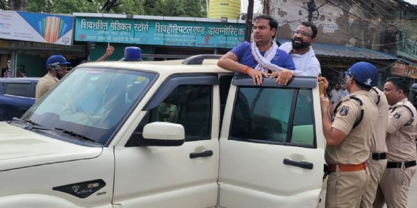 प्रगति नगर में दूसरे दिन तोड़फोड़ के लिए पहुंचा निगम का बुलडोजर, कांग्रेस कार्यकर्ताओं ने रुकवाया काम