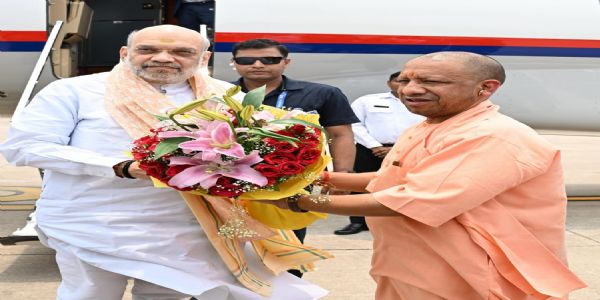 केन्द्रीय मंत्री अमित शाह पहुंचे लखनऊ, मुख्यमंत्री समेत वरिष्ठ भाजपा नेताओं ने किया स्वागत