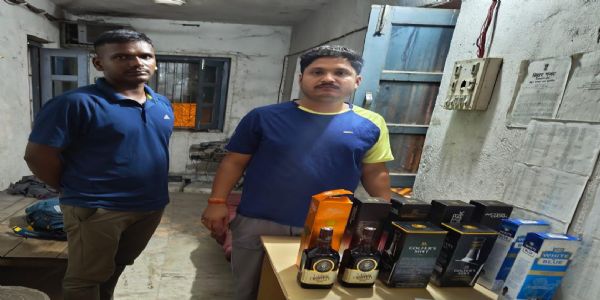 समेकित जांच चौकी पर 11 बोतल अंग्रेजी शराब के साथ तस्कर गिरफ्तार