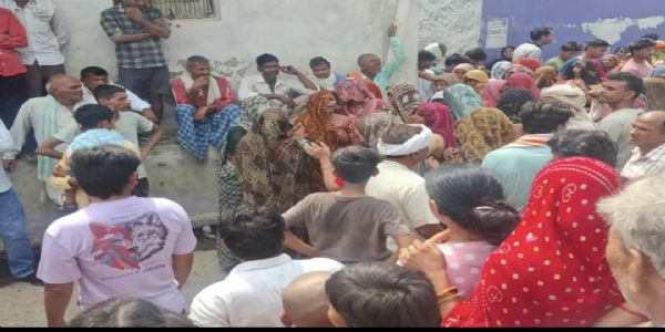 फंदे से लटका मिला विवाहिता का शव