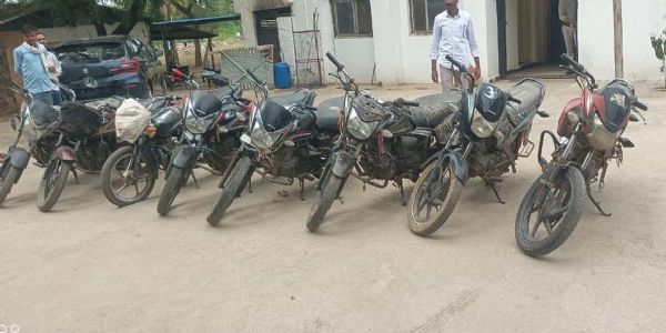गुनाः दो बदमाशों से 10 बाइक सहित 60 लीटर अवैध शराब बरामद