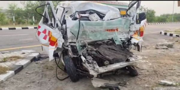 (अपडेट) : यूपी के पूर्वांचल एक्सप्रेसवे पर सड़क हादसे में पांच की मौत, एक घायल