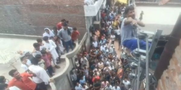 विद्युत तारों पर झूला दिल्ली का युवक, मची अफरा तफरी