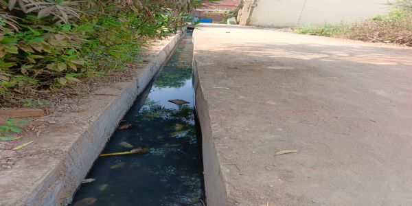 नाली बनाने के बाद स्लैब से नाली ढंकना भूला निगम, बना हुआ है खतरा
