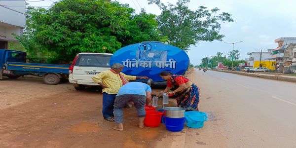 शहर में पानी की किल्लत बरकरार, टैंकर से सप्लाई हो रही लगातार