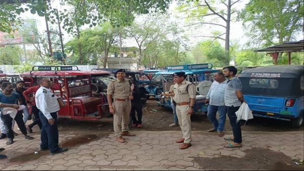 ग्वालियरः नियमों का उल्लंघन करने वाले ई-रिक्शा संचालकों के विरूद्ध की गई कार्रवाई ग्वालियरः नियमों का उल्लंघन करने वाले ई-रिक्शा संचालकों के विरूद्ध की गई कार्रवाई