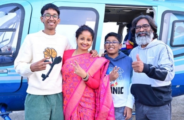तस्वीर में विधेयक कल्पना सोरेन सीएम हेमंत सोरेन और उनके दोनों पुत्र