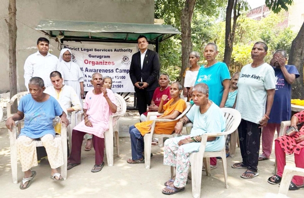 गुरुग्राम में विश्व वृद्धजन दुर्व्यवहार जागरुकता दिवस पर कार्यक्रम में बुजुर्गों के साथ टीम के सदस्य।
