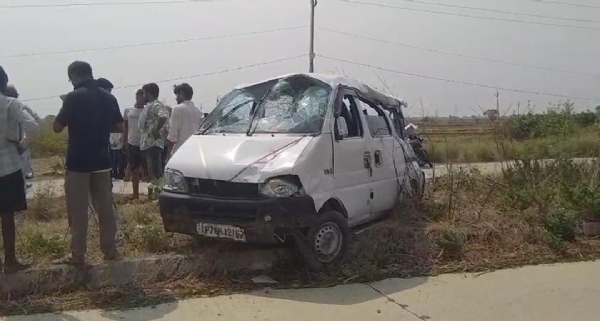 पलट गई ईको कार