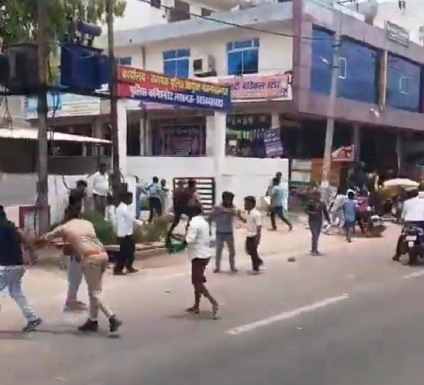 मारपीट की फाेटाे