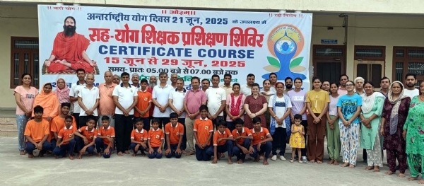 योग शिविर में उपस्थित पदाधिकारी व साधक।