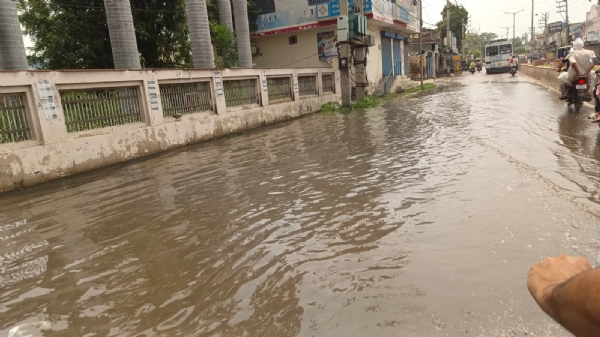 बारिश से जमा पानी।
