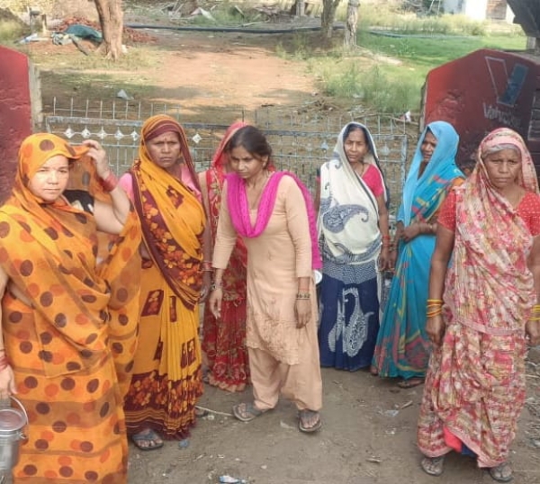 पानी को लेकर परेशान महिलाओं ने पेयजल योजना में धावा बोला