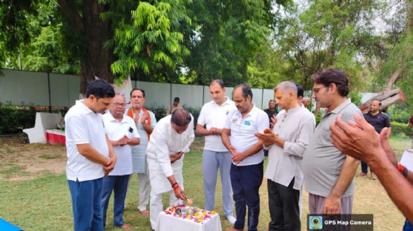 योग सप्ताह का शभारंभ करते हुए प्रयागराज महापौर का छाया चित्र