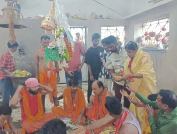 कोल्हान के प्रसिद्ध हरियाणा मेला में विधायक संजीव सरदार पूजा करते और जनसैलाब