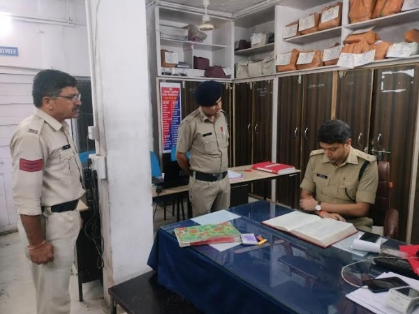 एसपी और अन्य अधिकारियों ने आधी रात में किया थानों का औचक निरीक्षण