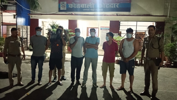 हुड़दंग करने पर युवाओं को पुलिस ने किया गिरफ्तार