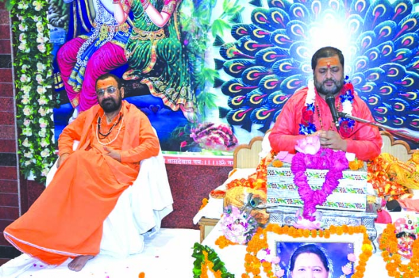 भागवत कथा का रसपान कराते हुए
