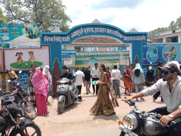 शिवसिंह वर्मा शासकीय उमावि से बाहर निकलते हुए परीक्षार्थी।