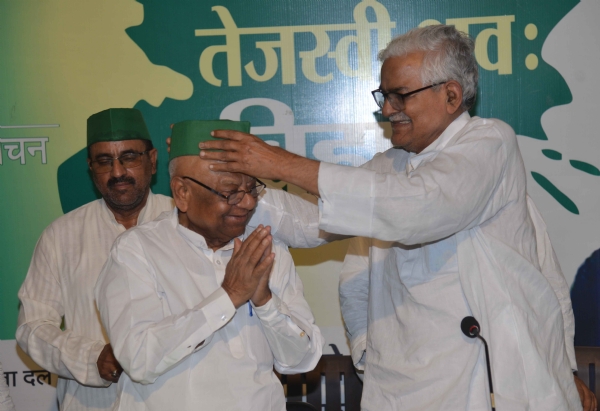 राजद नेता मंगनी लाल मंडल को पार्टी के प्रदेश अध्यक्ष चुने जाने के बाद समर्थकों द्वारा स्वागत किया गया