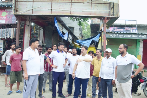 निरीक्षण करते विधायक अमन गिरी व सीडीओ अभिषेक कुमार
