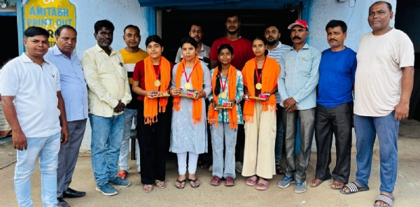 बच्चों को सम्मानित करते