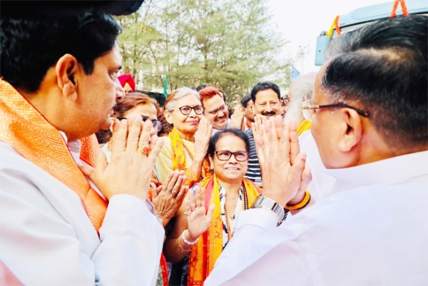 मानसरोवर यात्रा पर जाने वाली श्रद्धालुओं को शुभकामनाएं देते मंत्री जयवीर सिंह और अन्य।