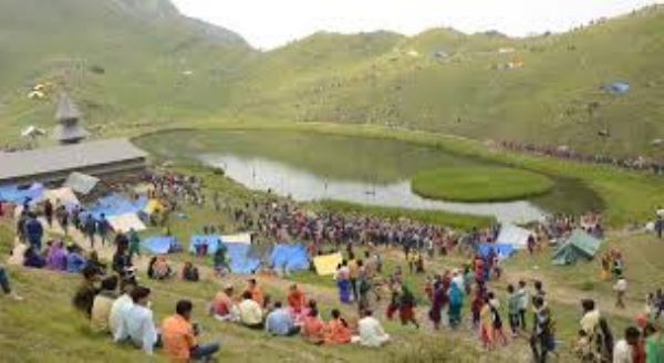 पराशर झील का मनोरम दृश्य एवं कमरूनाग झील में उमड़ श्रद्धालु।