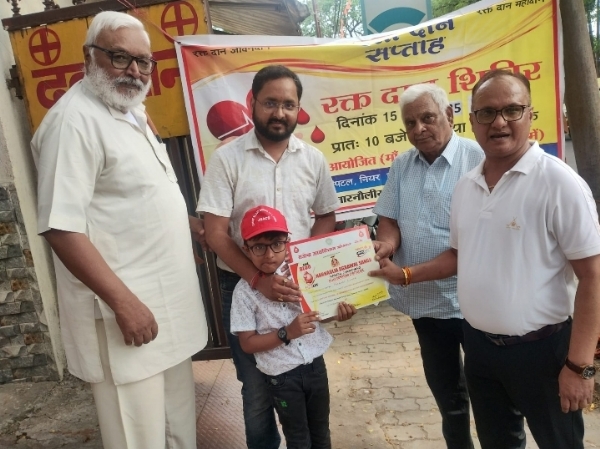 रक्तदान शिविर में जुटे अग्रवाल समुदाय के सदस्य और अन्य लोग