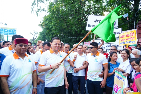 रन फॉर योगा पैदल मार्च को हरी झंडी दिखाते सीएम धामी।