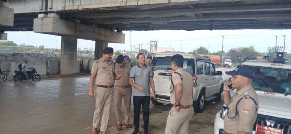 स्थलीय निरीक्षण करते हुए पुलिस अधीक्षक ग्रामीण, क्षेत्राधिकारी रुड़की एवं कोतवाली गंगनहर प्रभारी।