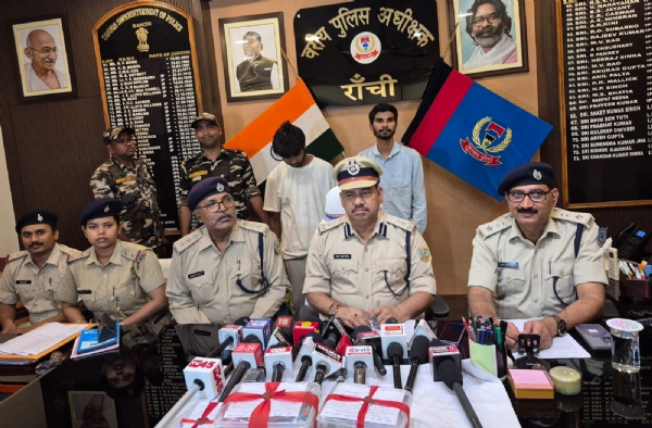 प्रेस कॉन्फ्रेंस करते डीआईजी सह एसएसपी