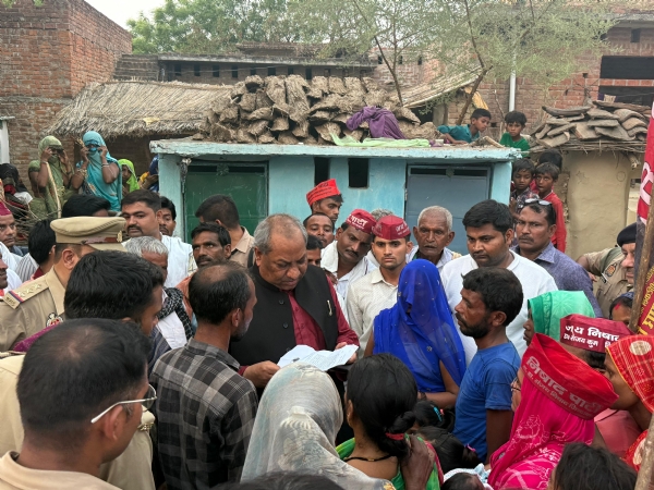 परिजनों से मिले मत्स्य मंत्री डॉ. संजय निषाद