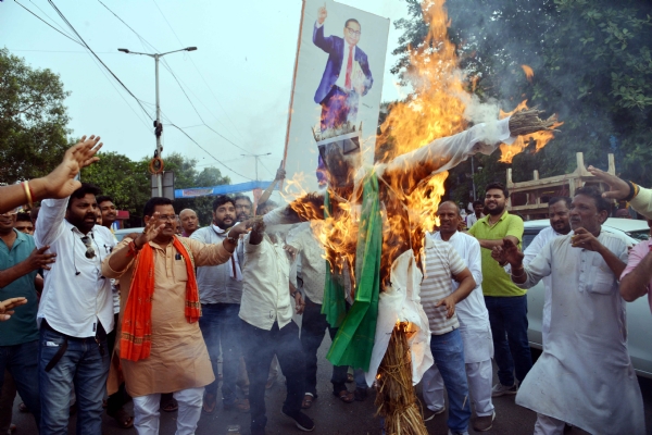 भाजपा अनुसूचित जाति मोर्चा ने डॉ. भीमराव अंबेडकर के अपमान के विरोध में राजद प्रमुख लालू प्रसाद यादव का पुतला फूंका।