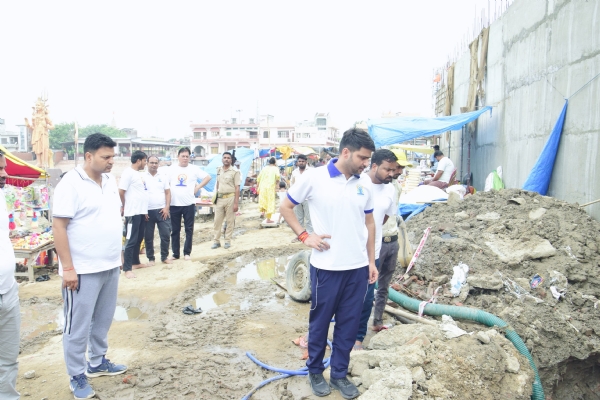 निरीक्षण करते विधायक अमन गिरी व सीडीओ अभिषेक कुमार