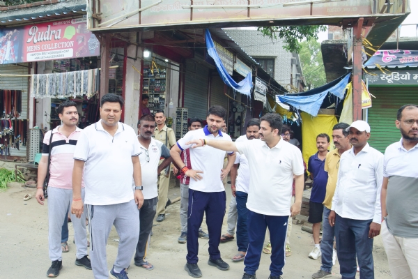 निरीक्षण करते विधायक अमन गिरी व सीडीओ अभिषेक कुमार