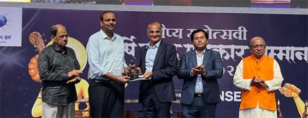 फोटो: विश्व संवाद केंद्र द्वारा आयोजित रजत जयंती देवर्षि नारद पुरस्कार स्वीकार करते हुए महाराष्ट्र हिंदुस्थान मुंबई ब्युरो प्रमुख सुधांशू जोशी