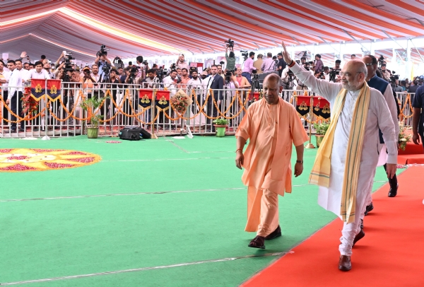 डिफेंस एक्सपो ग्राउंड वृंदावन में नियुक्ति पत्र वितरण कार्यक्रम में लोगों का अभिवादन स्वीकार करते केंद्रीय गृहमंत्री अमित शाह व मुख्यमंत्री योगी आदित्यनाथ व अन्य