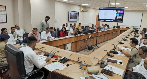बैठक में दिशा-निर्देश देते हुए एडीसी विवेक आर्य।