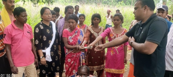 मृतक और मुआवजा देते वनपदाधिकारी