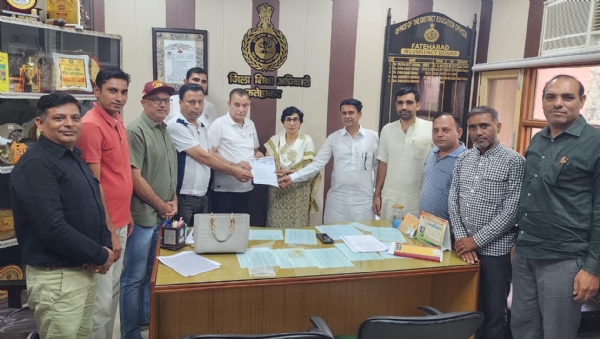 फतेहाबाद। डीईओ को ज्ञापन सौंपते राजकीय प्राथमिक शिक्षक संघ के पदाधिकारी।