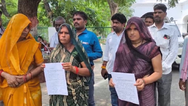जिलाधिकारी से शिकायत करने पहुंचे ग्रामीण