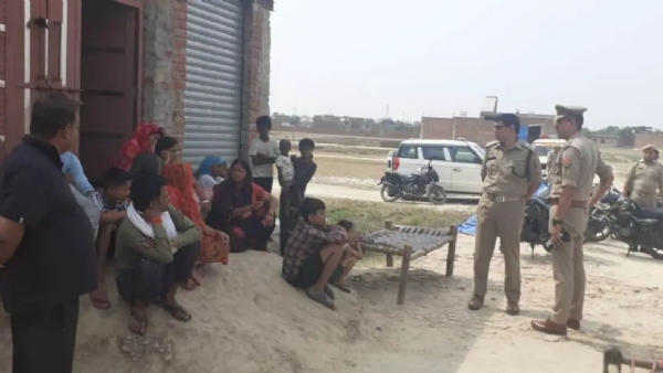 मौके पर जांच करती पुलिस टीम