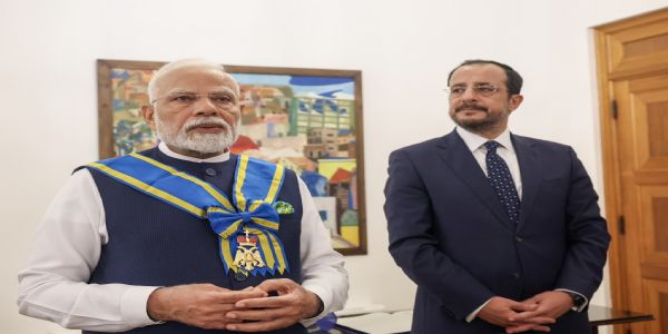 प्रधानमंत्री नरेंद्र मोदी साइप्रस के राष्ट्रपति निकोस ख्रिस्तोदुलिदेस के साथ