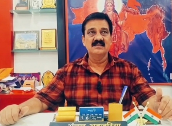 जानकारी देते अंचल अडजरिया जानकारी देते अंचल अडजरिया