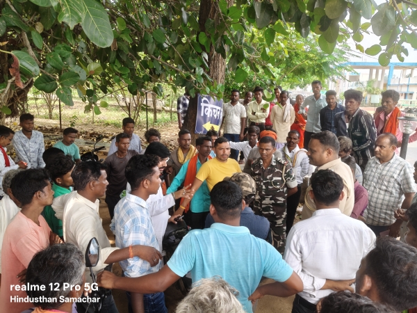 आक्रोशित ग्रामीण।